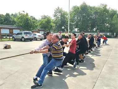 勞動(dòng)最美、團(tuán)結(jié)拼搏”拔河比賽